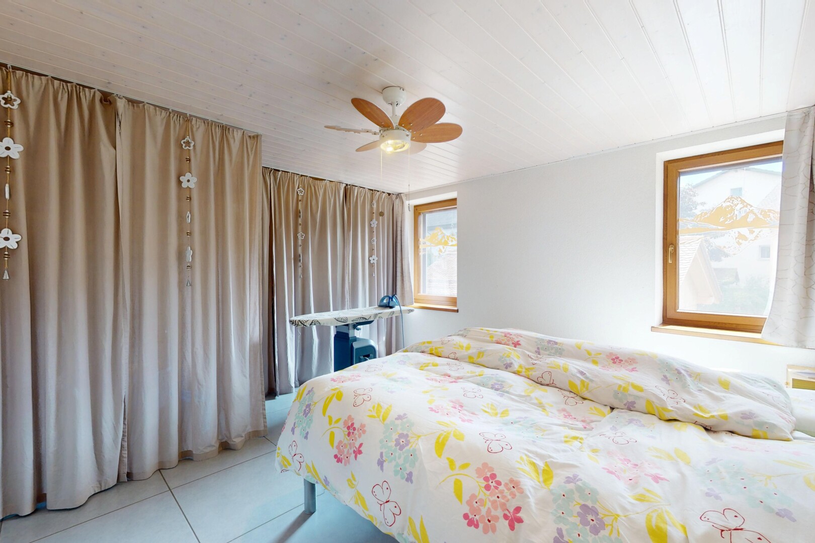 chambre avec tile floor, sol en carrelage, inside property, natural light, et lumière naturelle