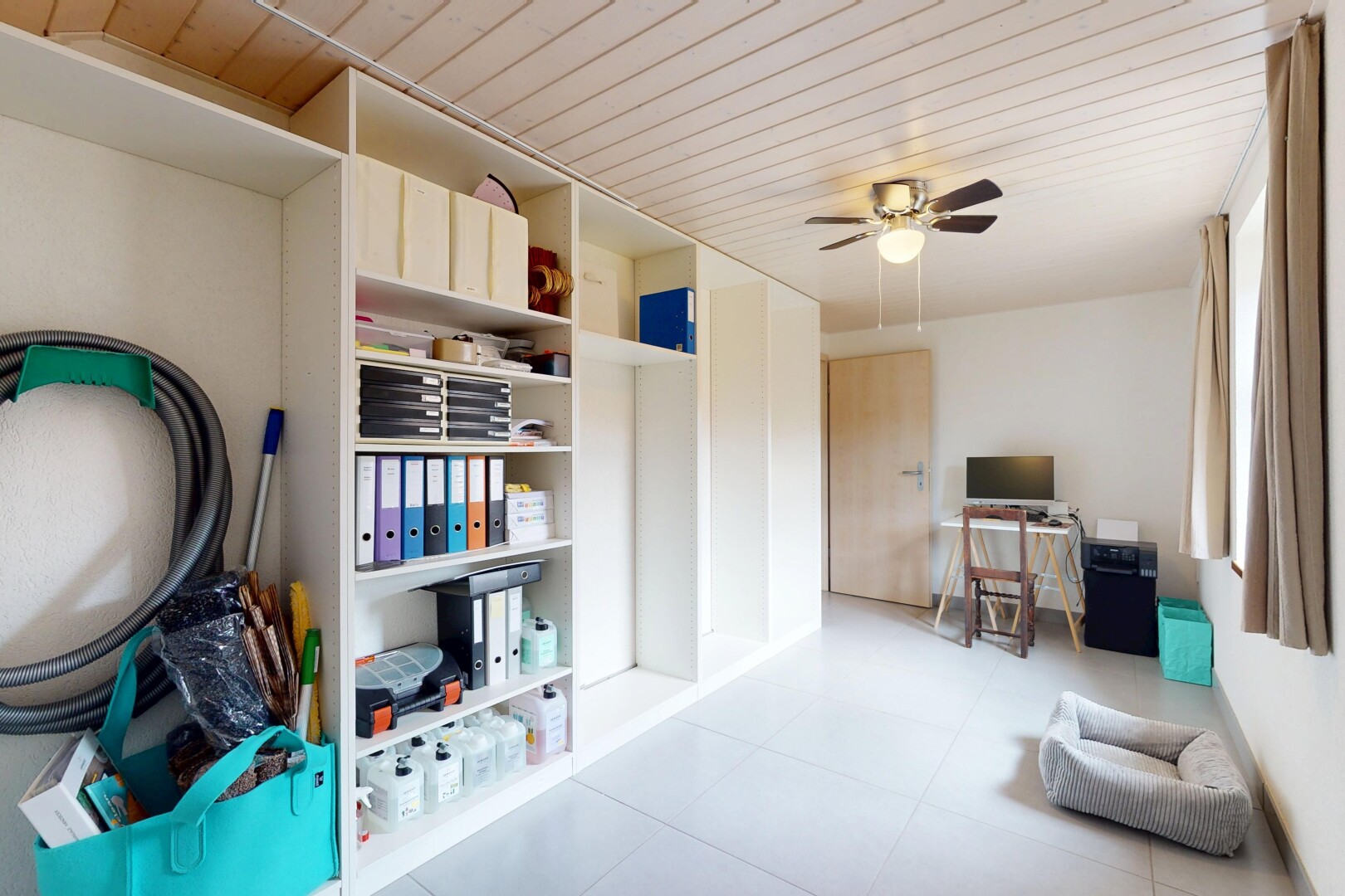salon avec inside property, drywall, cloison sèche, tile floor, et sol en carrelage