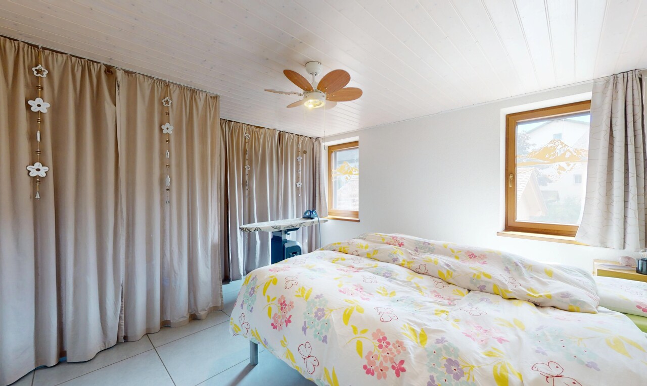 chambre avec tile floor, sol en carrelage, inside property, natural light, et lumière naturelle