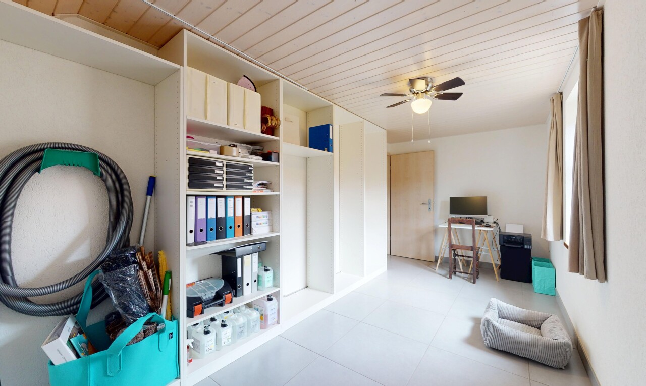 salon avec inside property, drywall, cloison sèche, tile floor, et sol en carrelage
