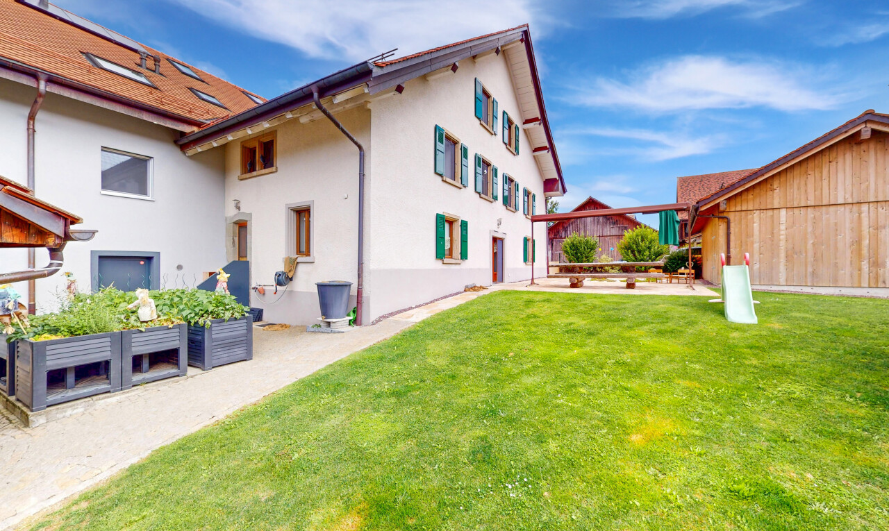 façade avec property visible, pelouse, bardage en stuc, et day time