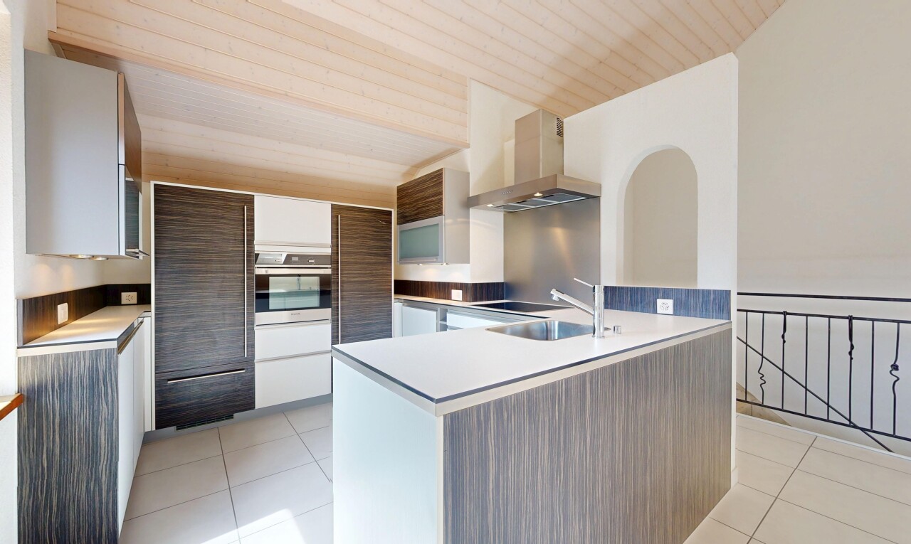 cuisine avec péninsule de cuisine, hotte, wood ceiling, plafond en bois, et plans de travail