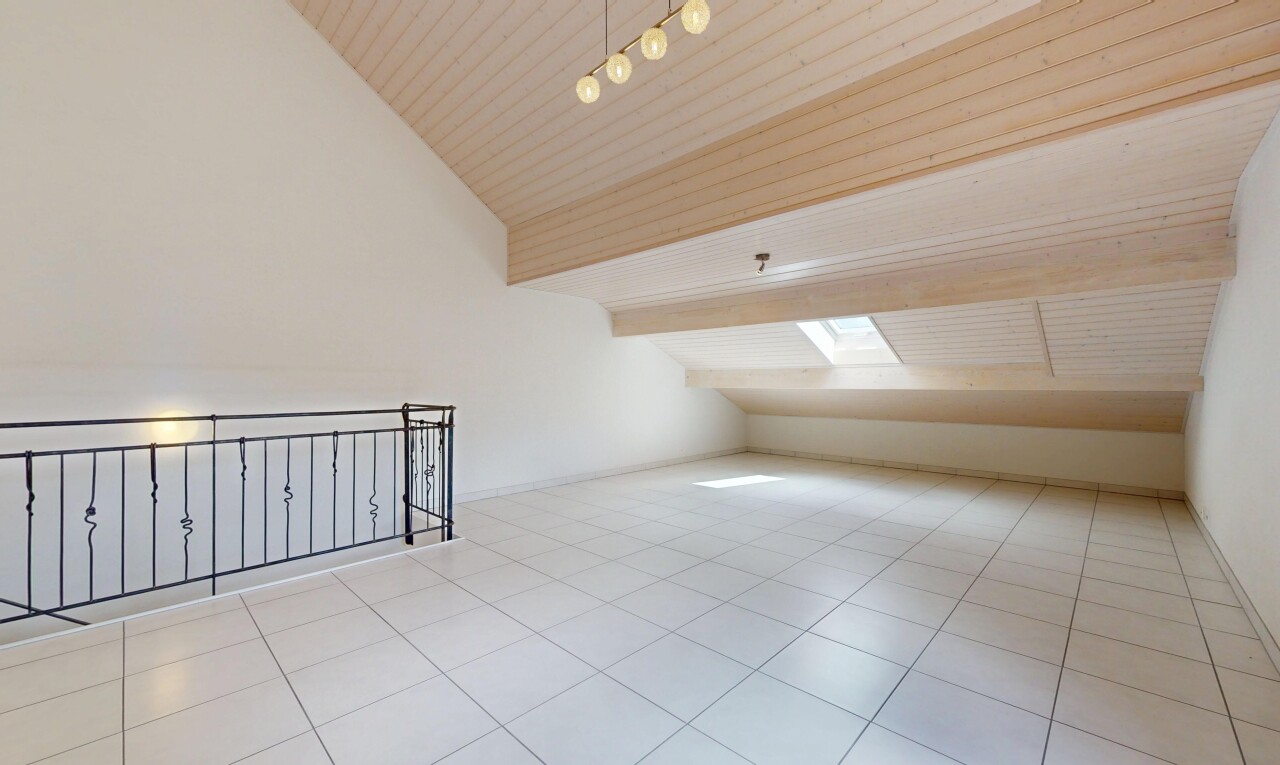 pièce vide avec vaulted ceiling, plafond voûté, wood ceiling, plafond en bois, et drywall