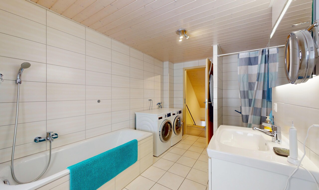 salle de bains avec tile wall, mur en carrelage, lavabo (ou coiffeuse selon le contexte), tile floor, et sol en carrelage