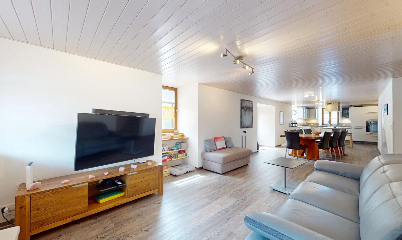 salon / salle à manger avec télévision, inside property, wood finish floor, sol en finition bois, et natural light