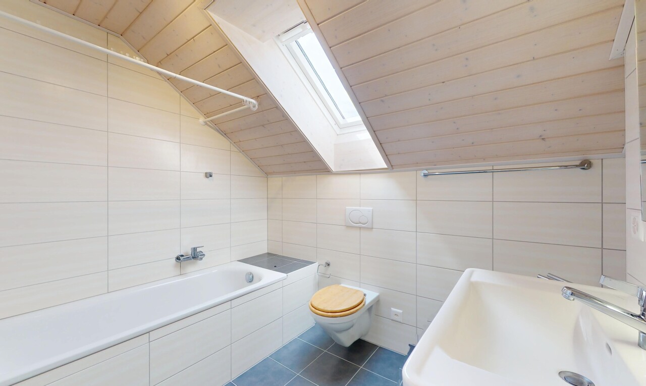 salle de bains avec tile tub, mur en carrelage, tile wall, salle de bain complète, et évier