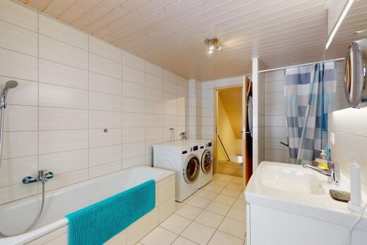 salle de bains avec tile wall, mur en carrelage, lavabo (ou coiffeuse selon le contexte), tile floor, et sol en carrelage