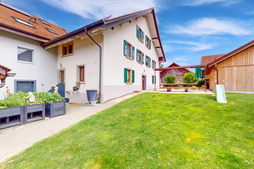 außenansicht mit property visible, rasen, stuckverkleidung, und day time