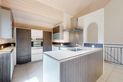 cuisine avec péninsule de cuisine, hotte, wood ceiling, plafond en bois, et plans de travail
