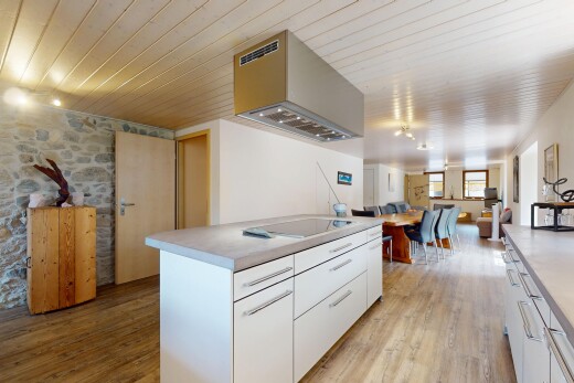 cuisine avec armoires blanches, inside property, plafond en bois, wood ceiling, et sol en finition bois