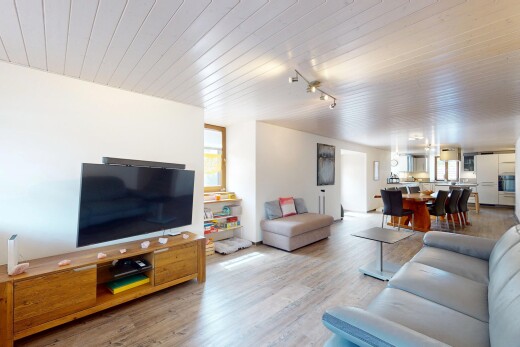 wohn- / esszimmer mit fernseher, inside property, wood finish floor, holzfußboden, und natural light