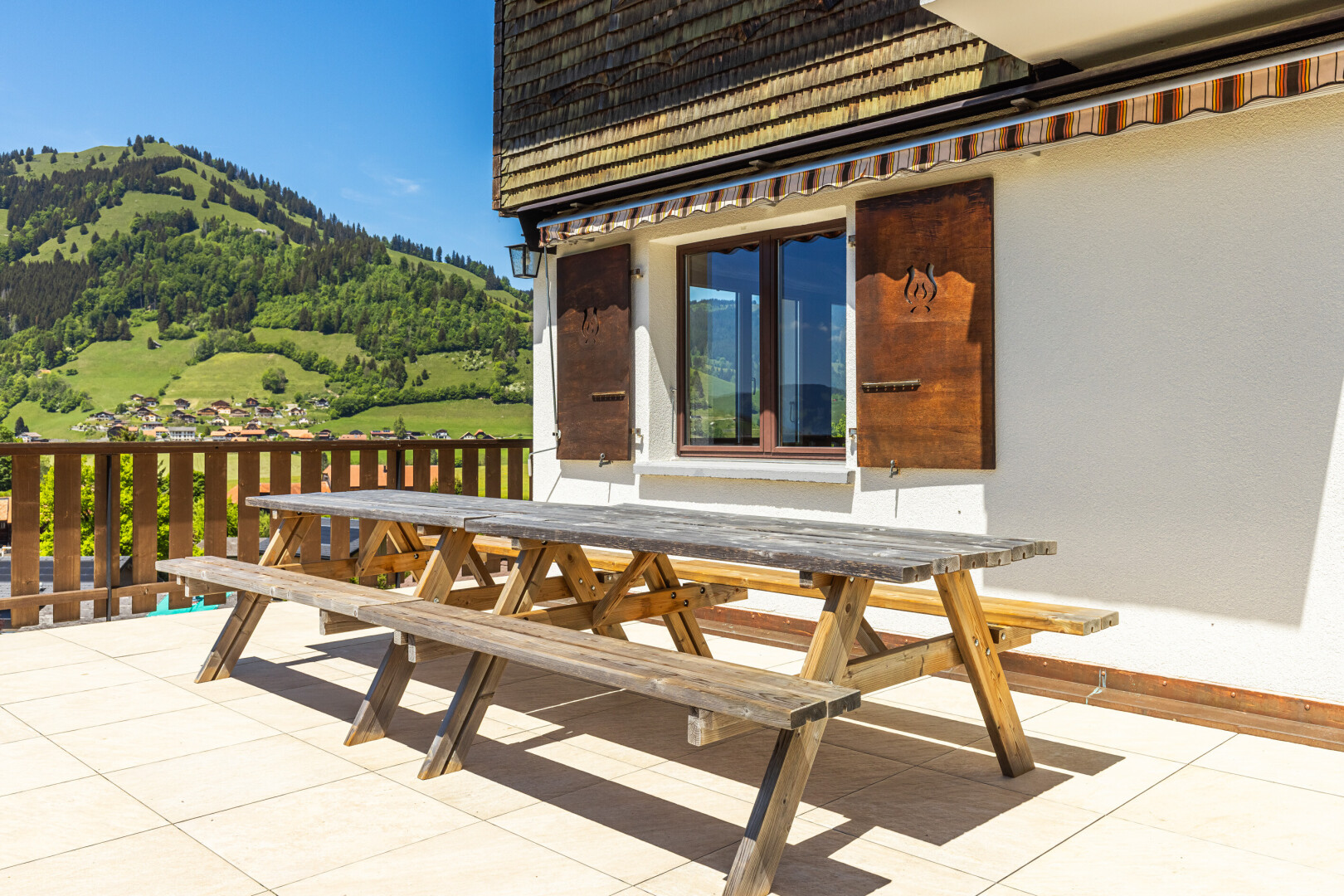 terrasse avec coin repas extérieur, vue sur la montagne, mountain view, auvent, et from property