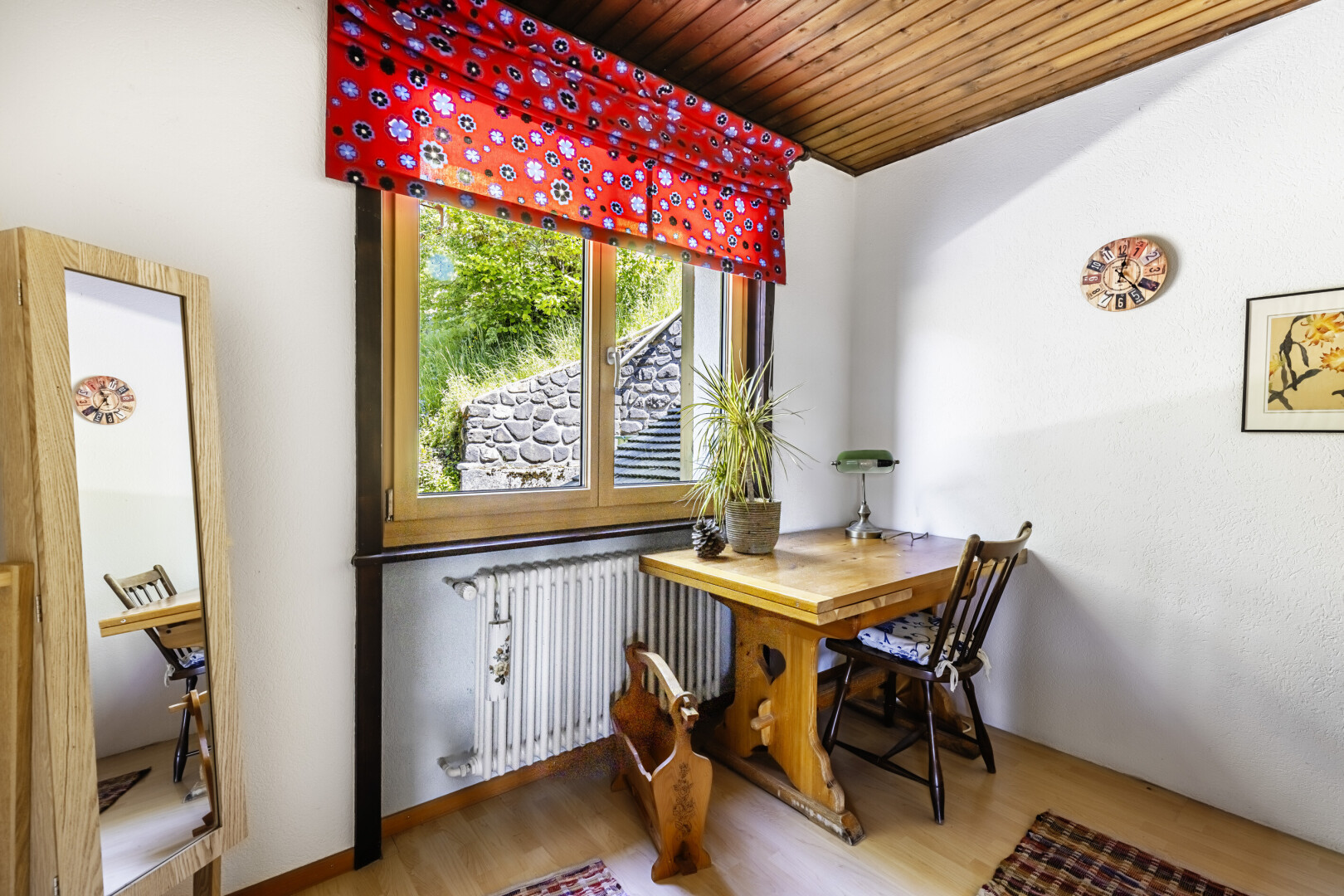 bureau avec plafond en bois, wood ceiling, inside property, lumière naturelle, et natural light