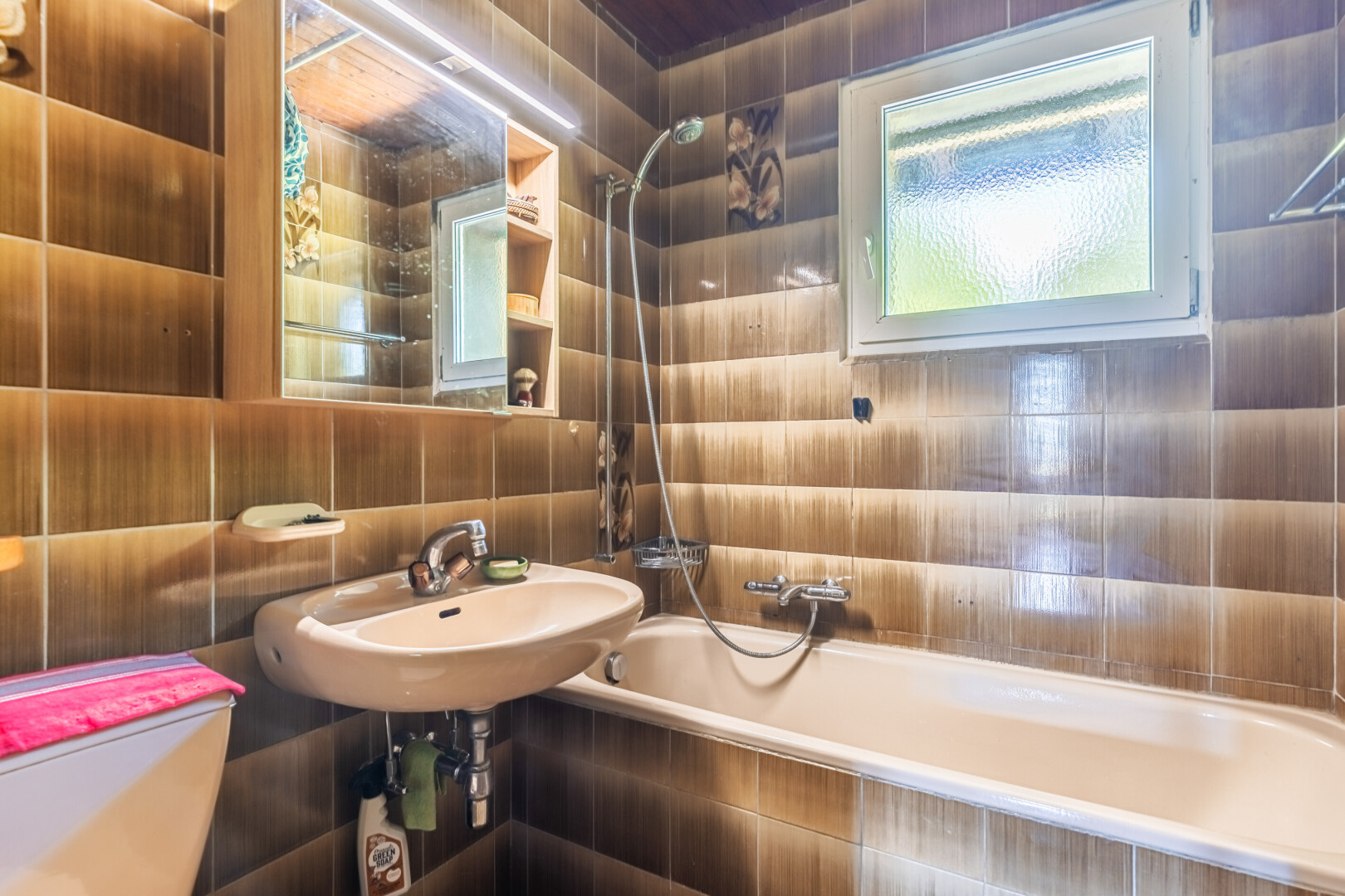 salle de bains avec salle de bain complète, tile wall, mur en carrelage, douche-bain combinés, et inside property