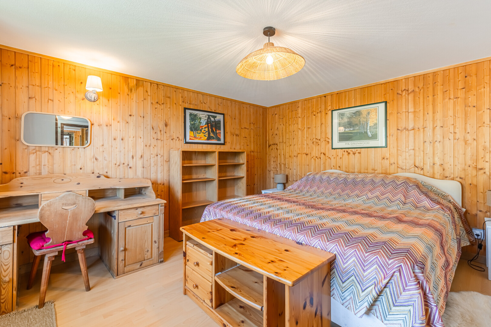 chambre avec sol en finition bois, wood finish floor, light floor, inside property, et mur en bois