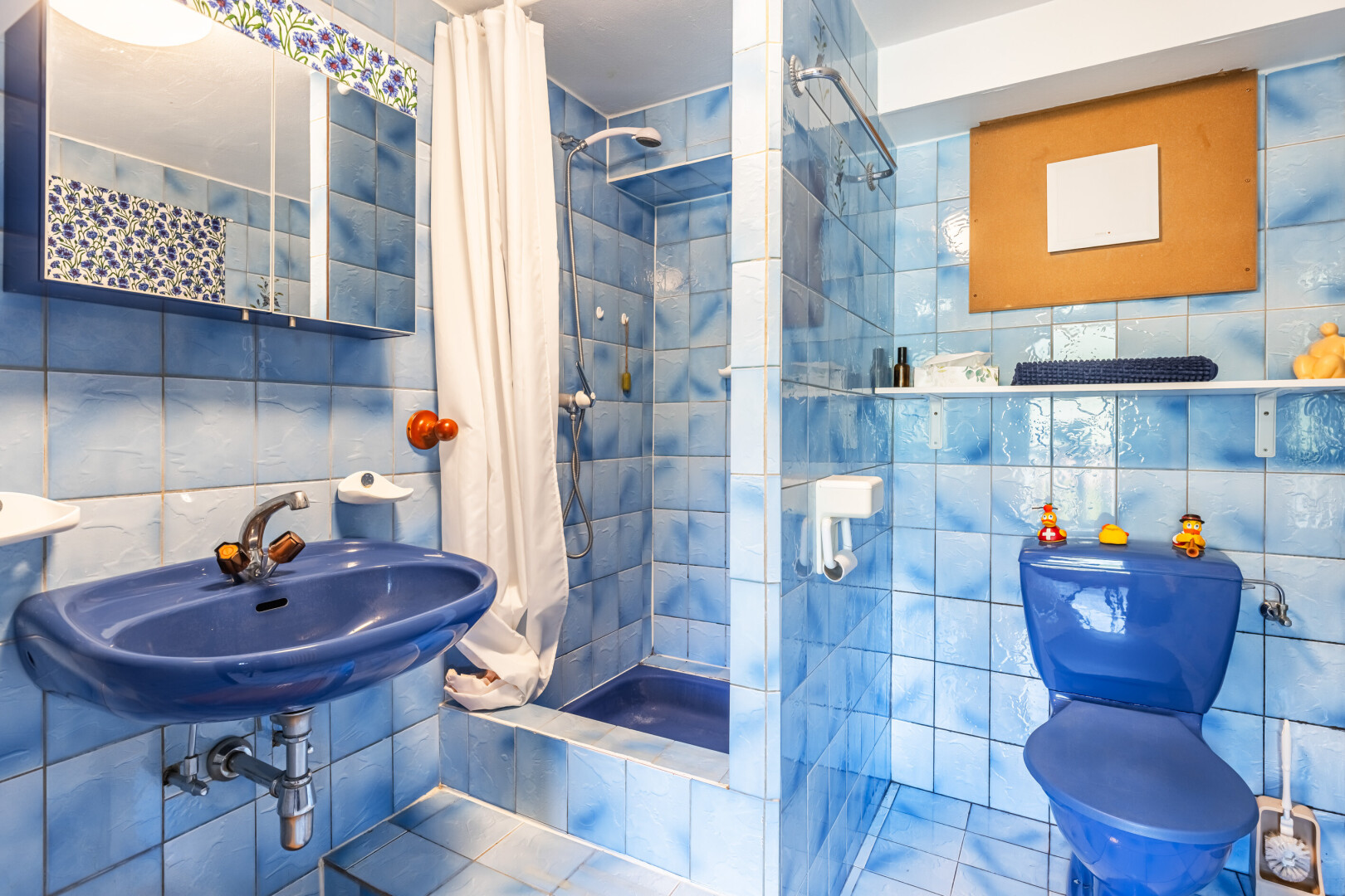 salle de bains avec mur en carrelage, tile wall, douche, salle de bain complète, et toilette