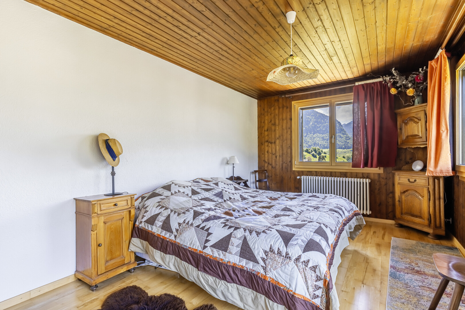 chambre avec cloison sèche, drywall, sol en finition bois, wood finish floor, et inside property
