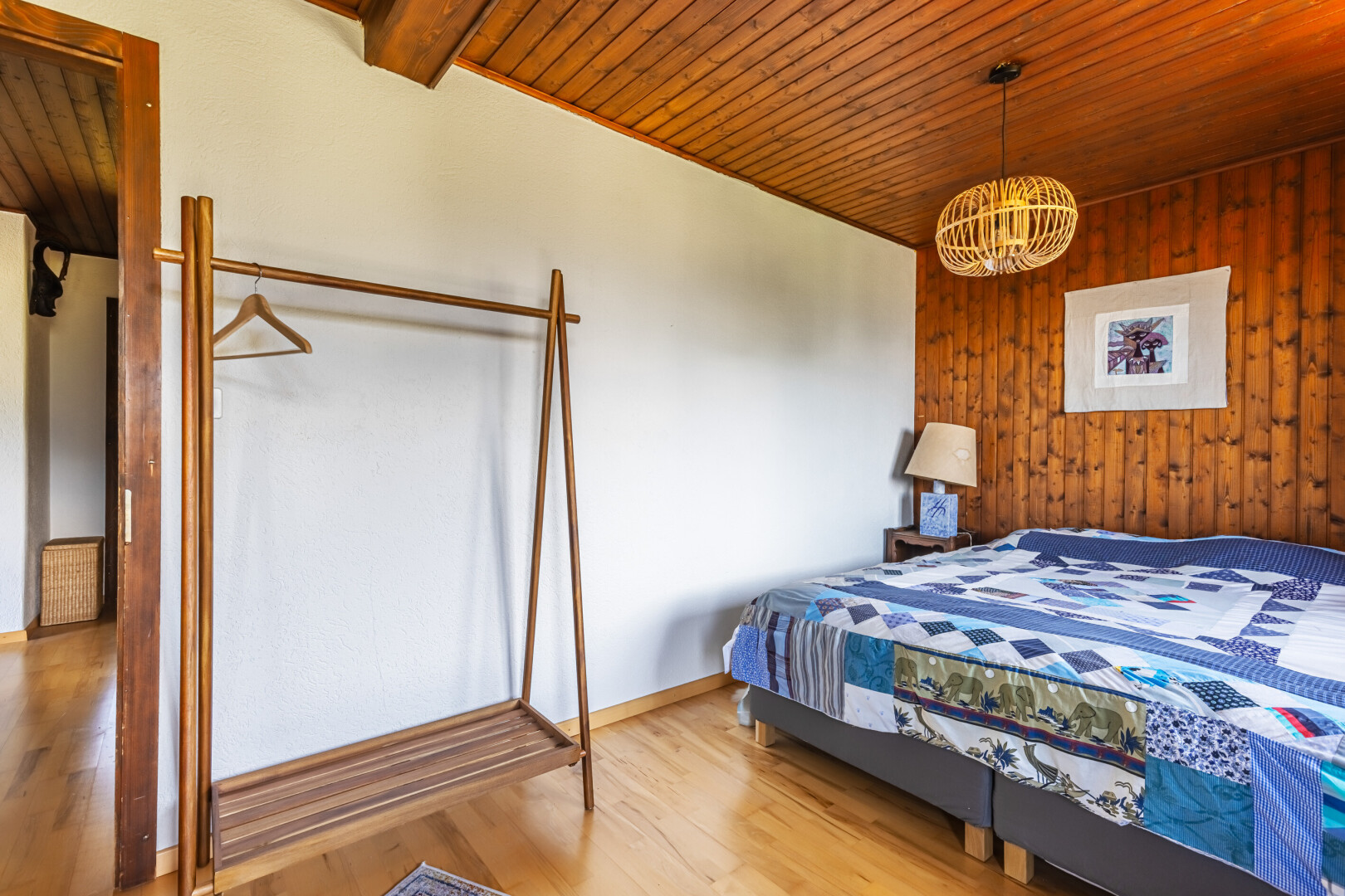 chambre avec mur en bois, wood wall, cloison sèche, drywall, et plafond en bois