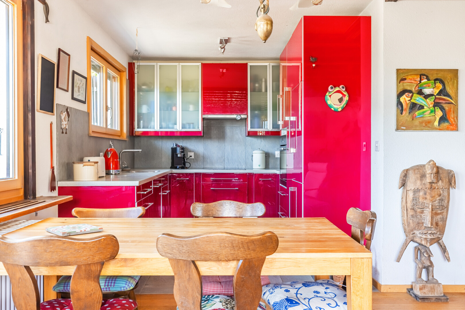 cuisine avec drywall, cloison sèche, red cabinets, armoires rouges, et inside property
