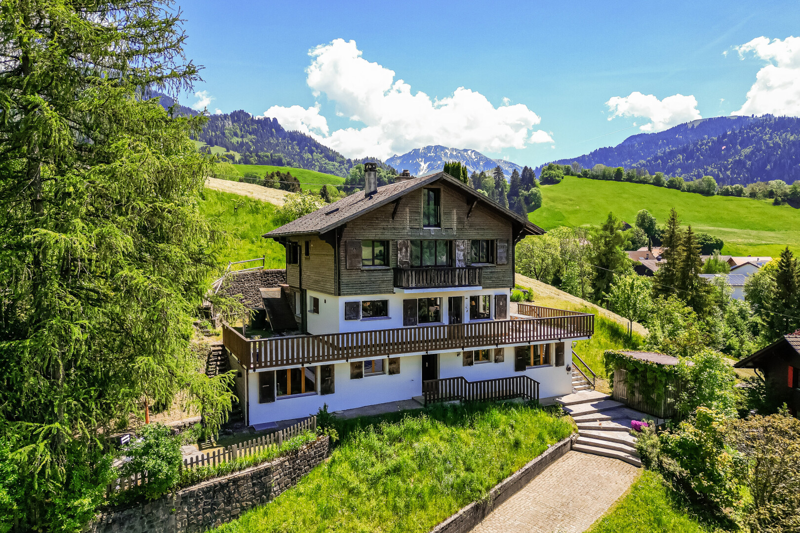 façade avec balcon, property visible, mountain view, vue sur la montagne, et day time