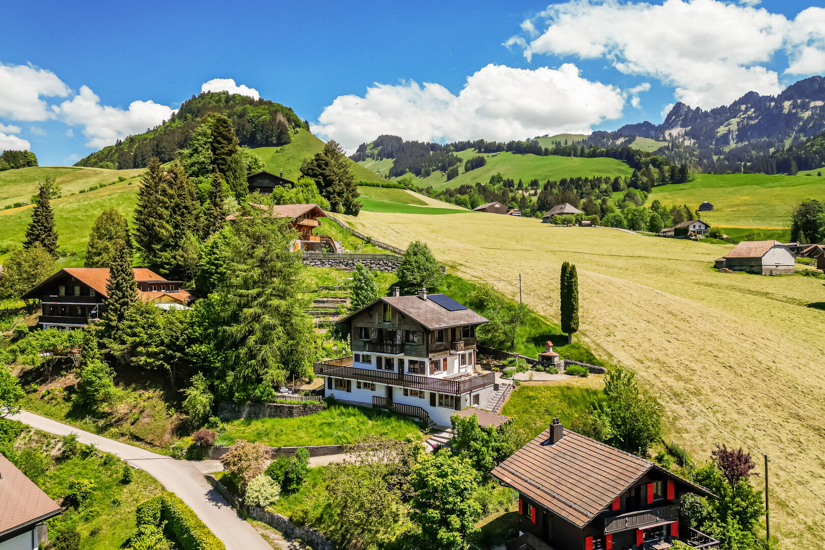 vue sur la montagne avec rural view, vue rurale, day time, et property visible