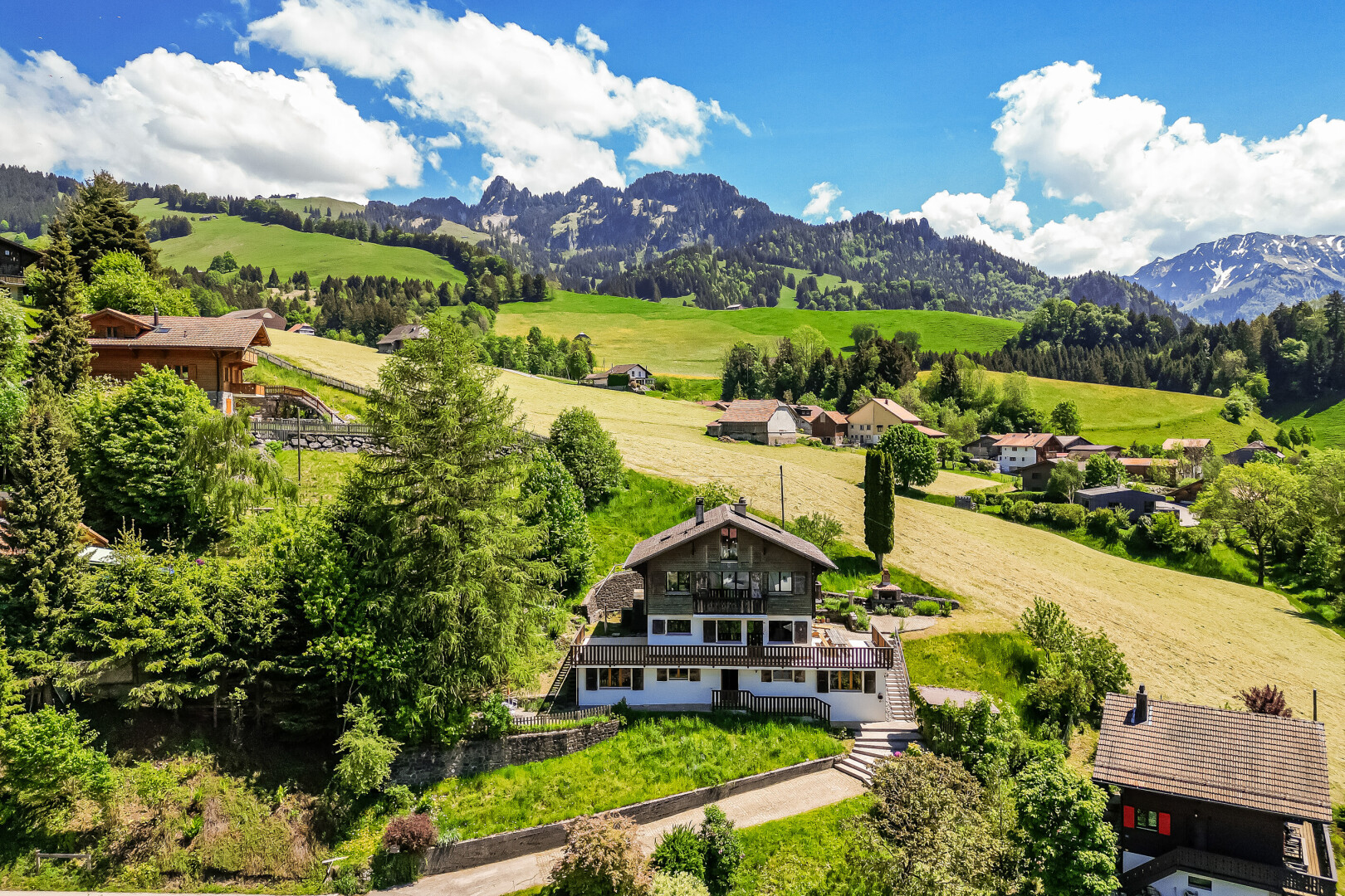 façade avec vue sur la montagne, mountain view, day time, vue rurale, et pelouse