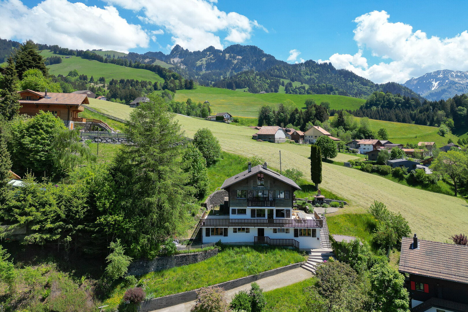 façade avec rural view, vue rurale, mountain view, vue sur la montagne, et escaliers
