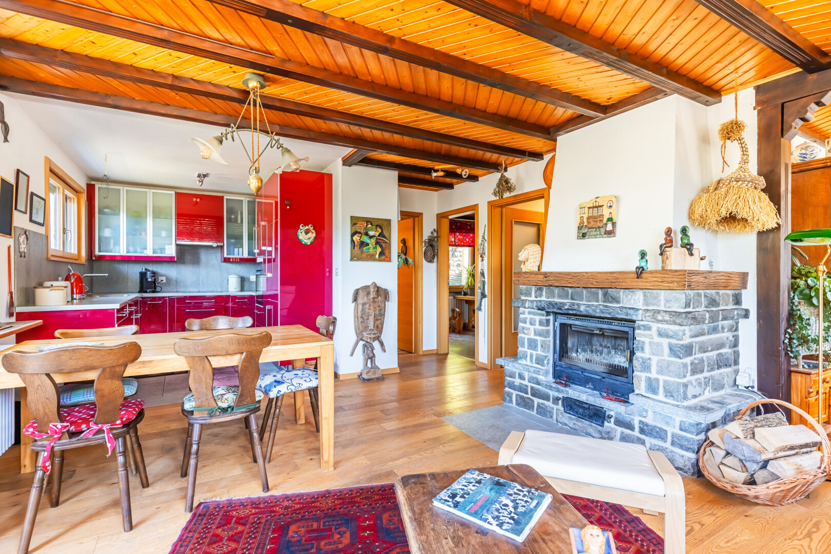 salon / salle à manger avec inside property, light floor, wood finish floor, sol en finition bois, et wood ceiling