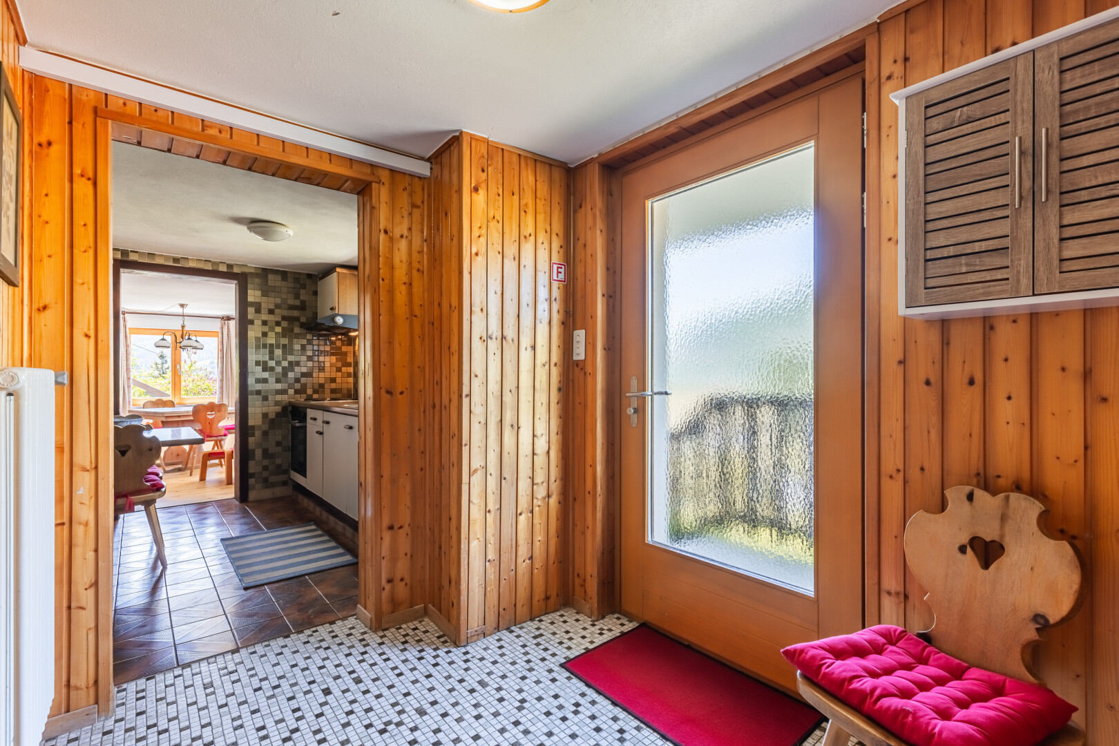 chambre avec wood wall, mur en bois, inside property, light floor, et natural light