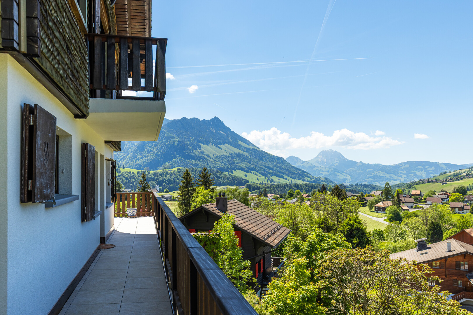 balcon avec vue sur la montagne, mountain view, day time, balcon, et from property