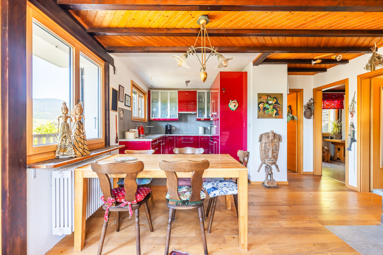 salle à manger avec wood finish floor, sol en finition bois, inside property, natural light, et lumière naturelle