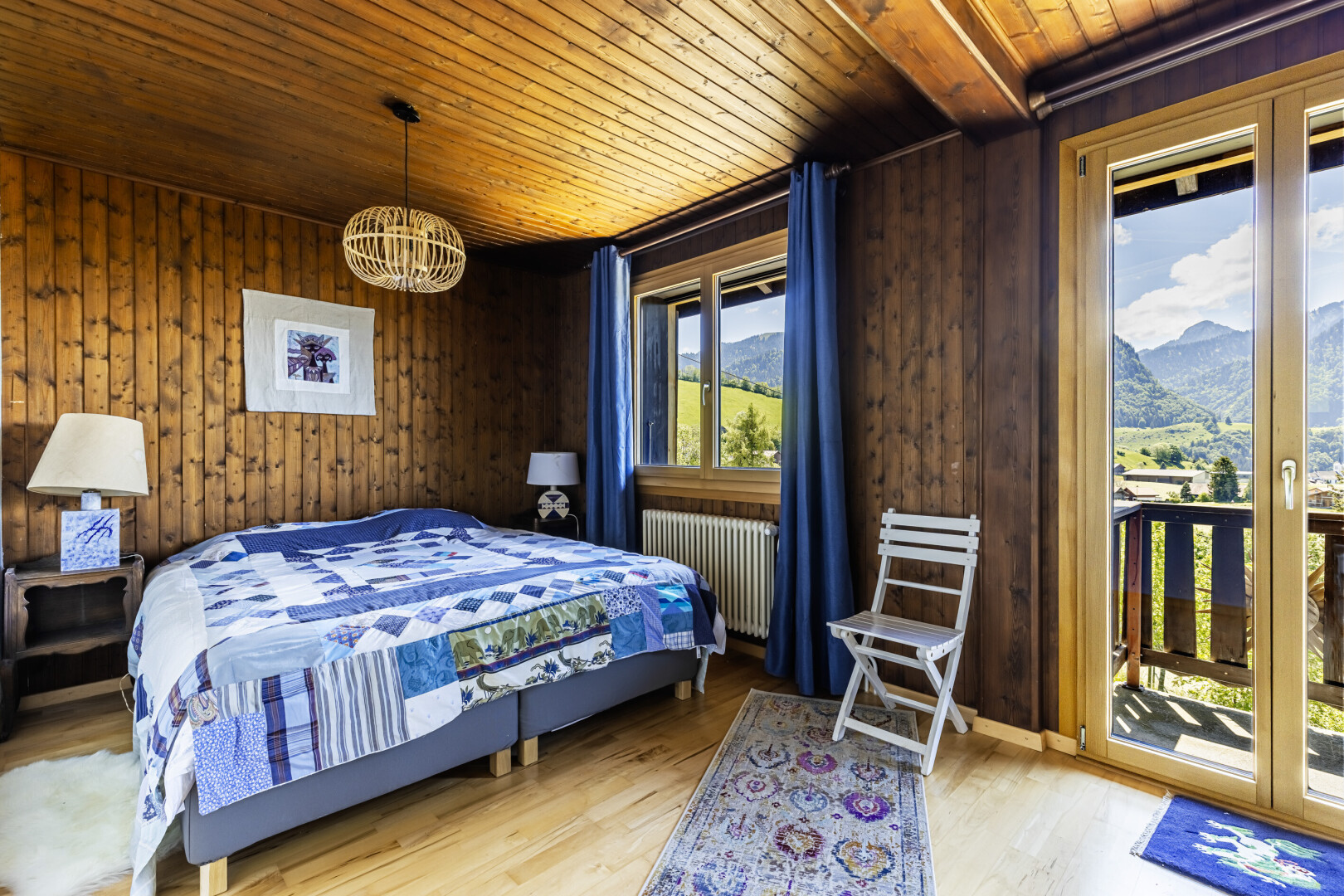 chambre avec inside property, mur en bois, wood wall, accès à l'extérieur, et vue sur la montagne