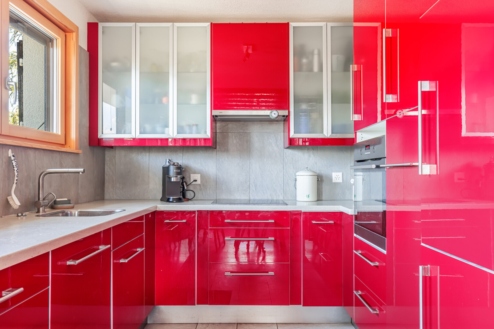 cuisine avec red cabinets, armoires rouges, four, flat panel cabinets, et armoires à panneau plat