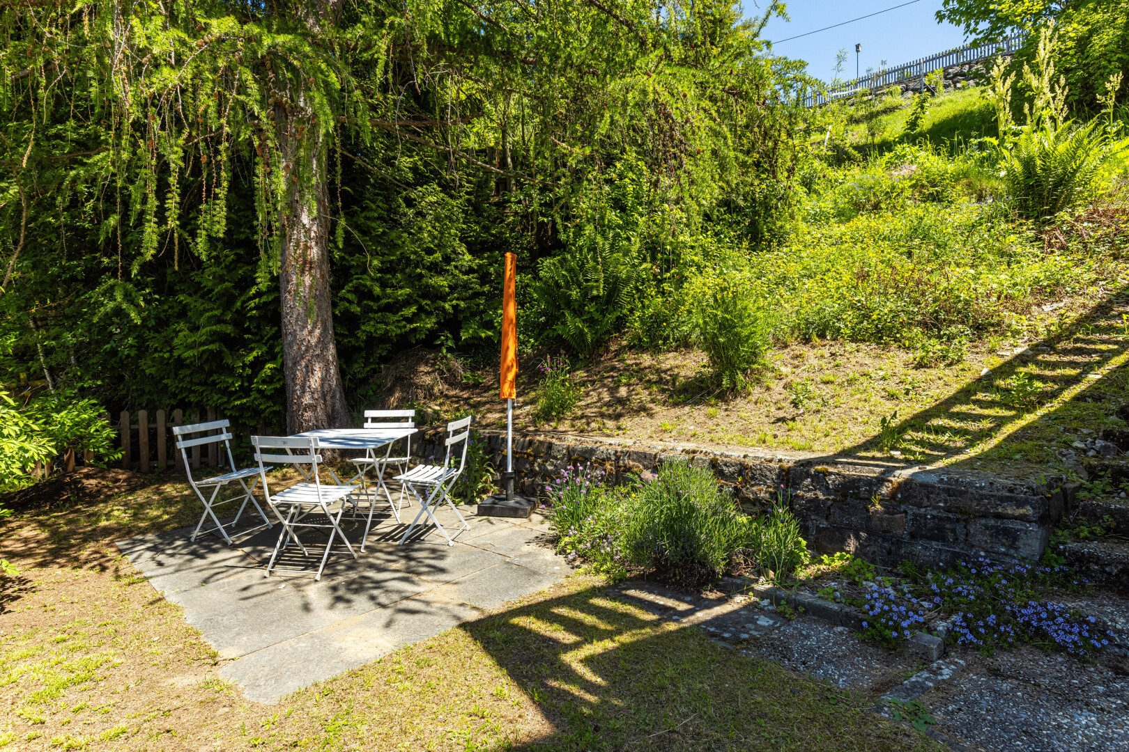 jardin avec terrasse, day time, coin repas extérieur, et pelouse