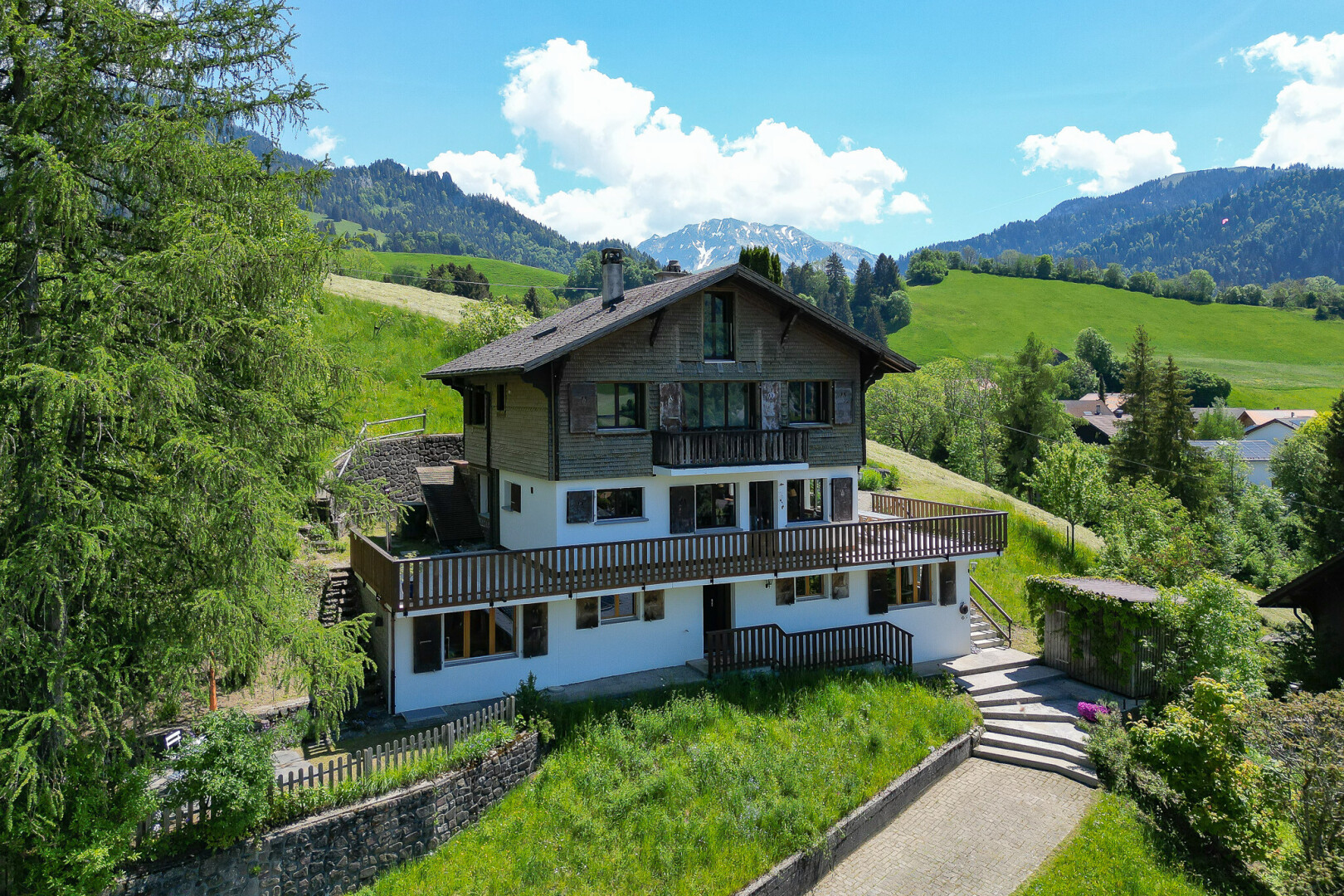 façade avec balcon, property visible, mountain view, vue sur la montagne, et day time
