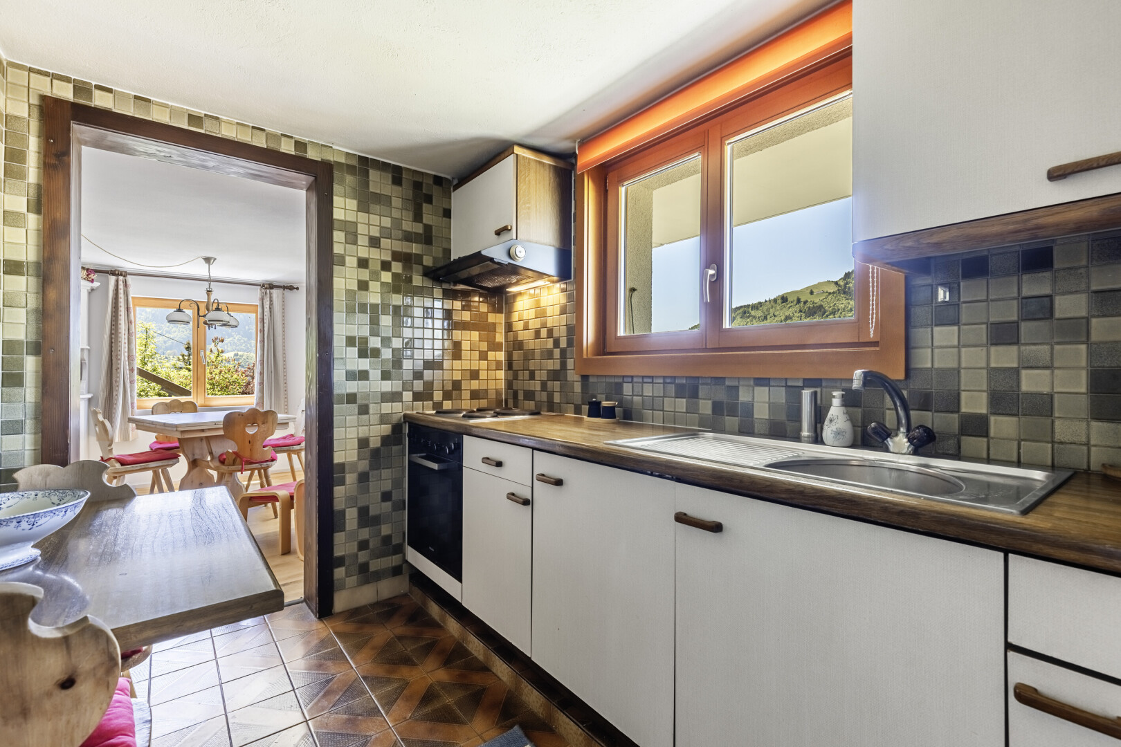 cuisine avec dark floor, armoires blanches, white cabinets, four, et inside property