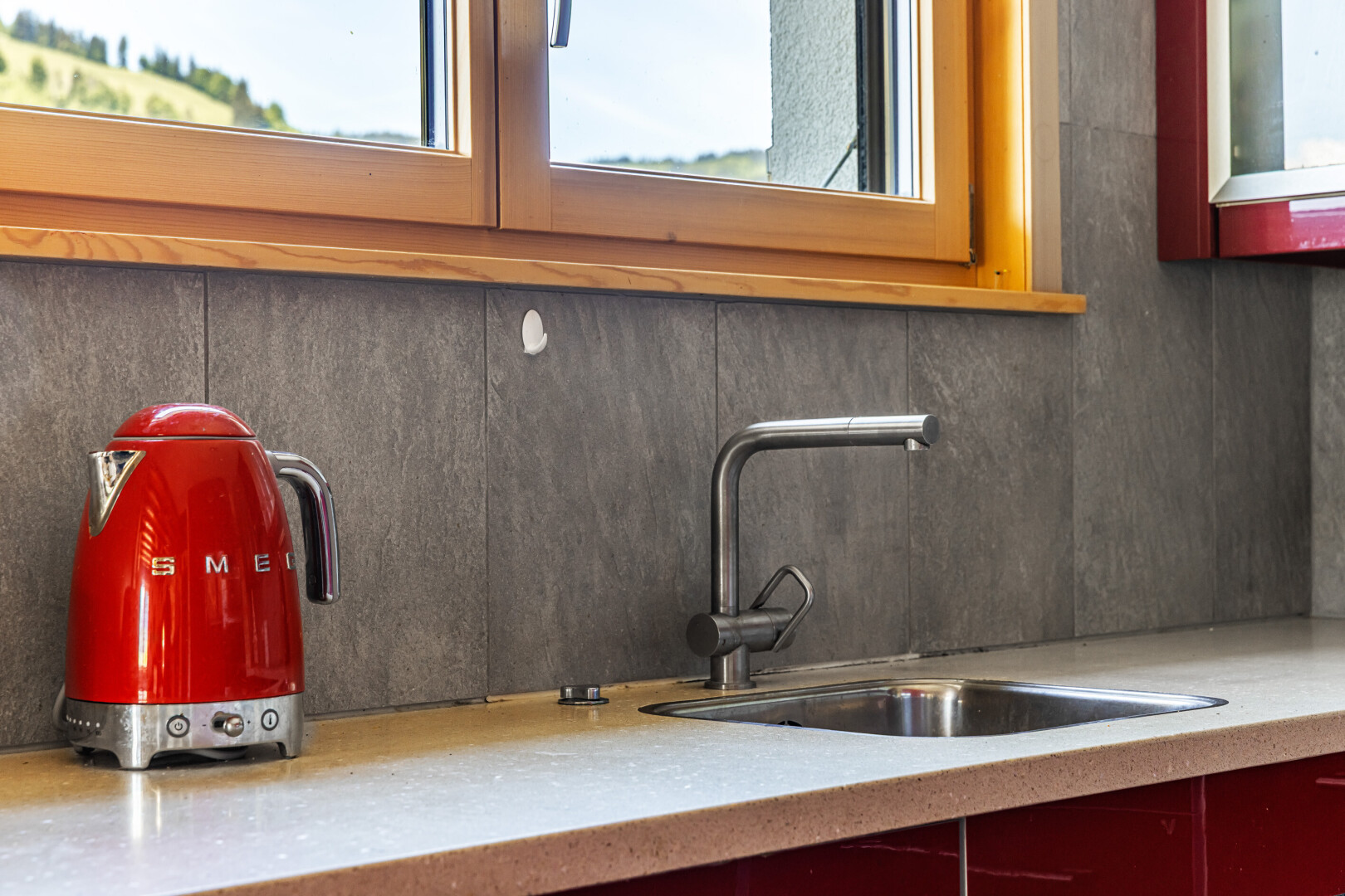 détails avec appliance, light countertops, inside property, évier, et kitchen