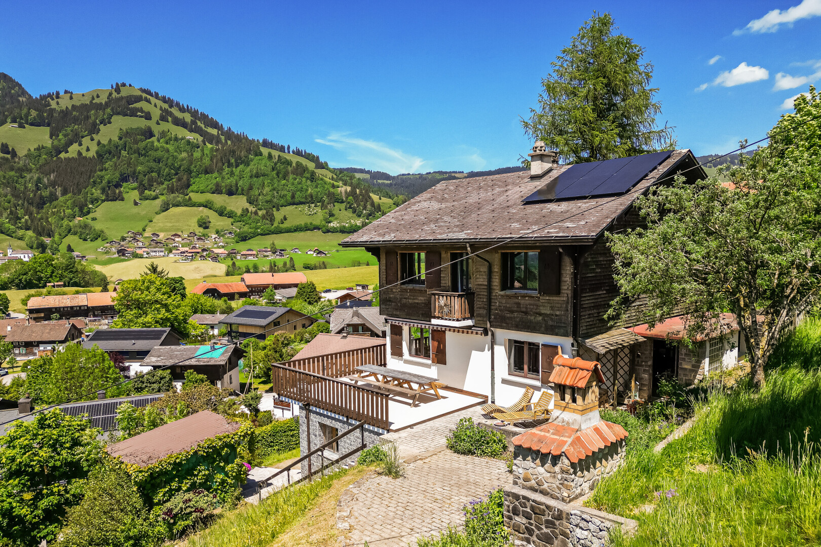 façade avec balcon, panneaux solaires, day time, mountain view, et vue sur la montagne