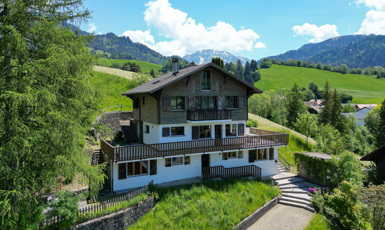 façade avec balcon, property visible, mountain view, vue sur la montagne, et day time