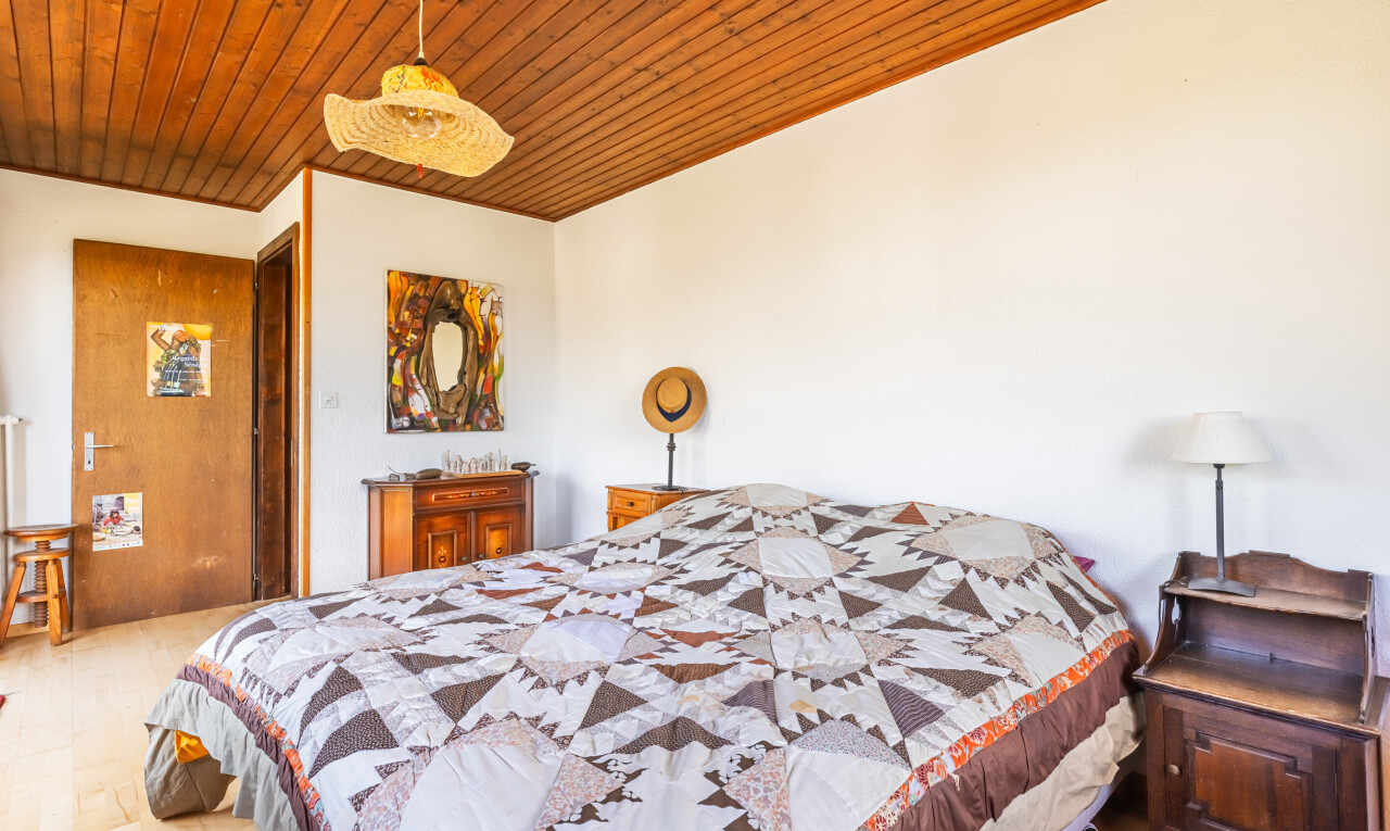 chambre avec plafond en bois, wood ceiling, inside property, cloison sèche, et drywall