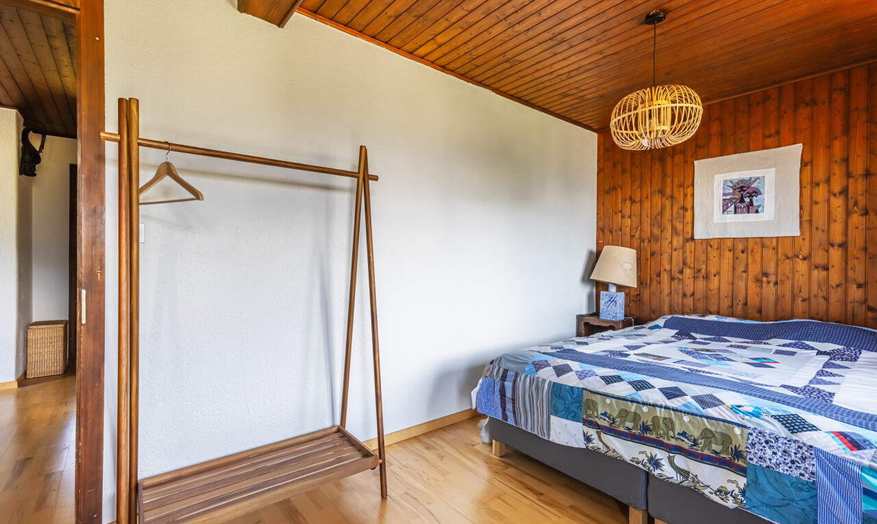 chambre avec mur en bois, wood wall, cloison sèche, drywall, et plafond en bois