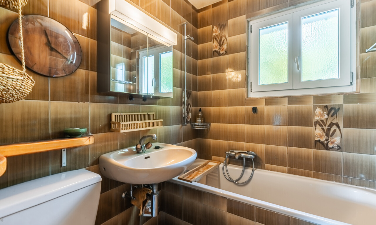 salle de bains avec bain, salle de bain complète, inside community, évier, et miroir