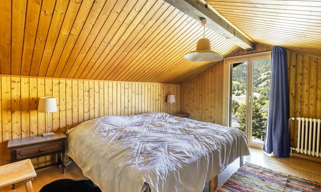 chambre avec mur en bois, wood wall, plafond voûté, vaulted ceiling, et plafond bas