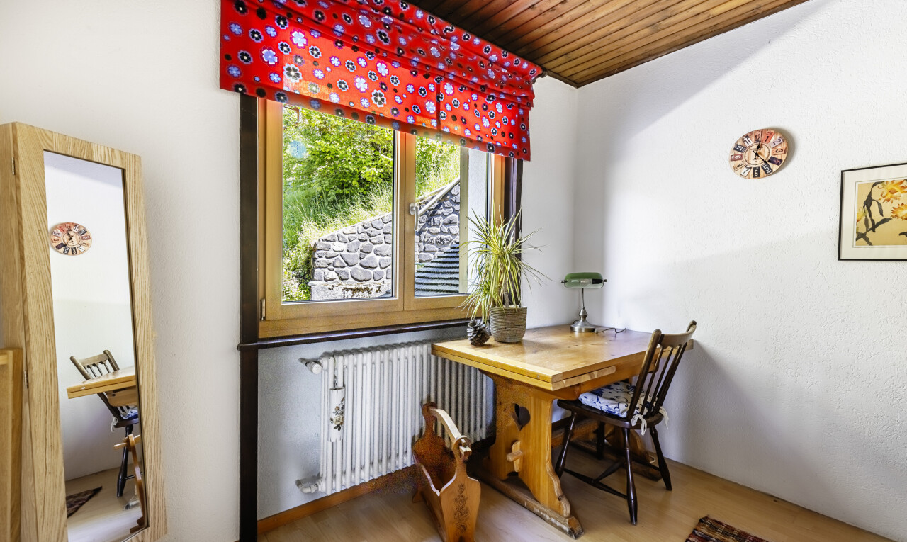 bureau avec plafond en bois, wood ceiling, inside property, lumière naturelle, et natural light