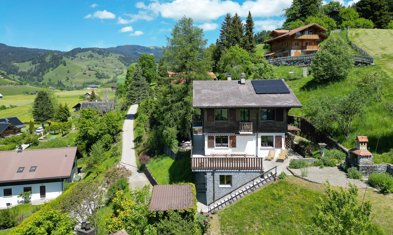 façade avec balcon, panneaux solaires, day time, property visible, et woods view