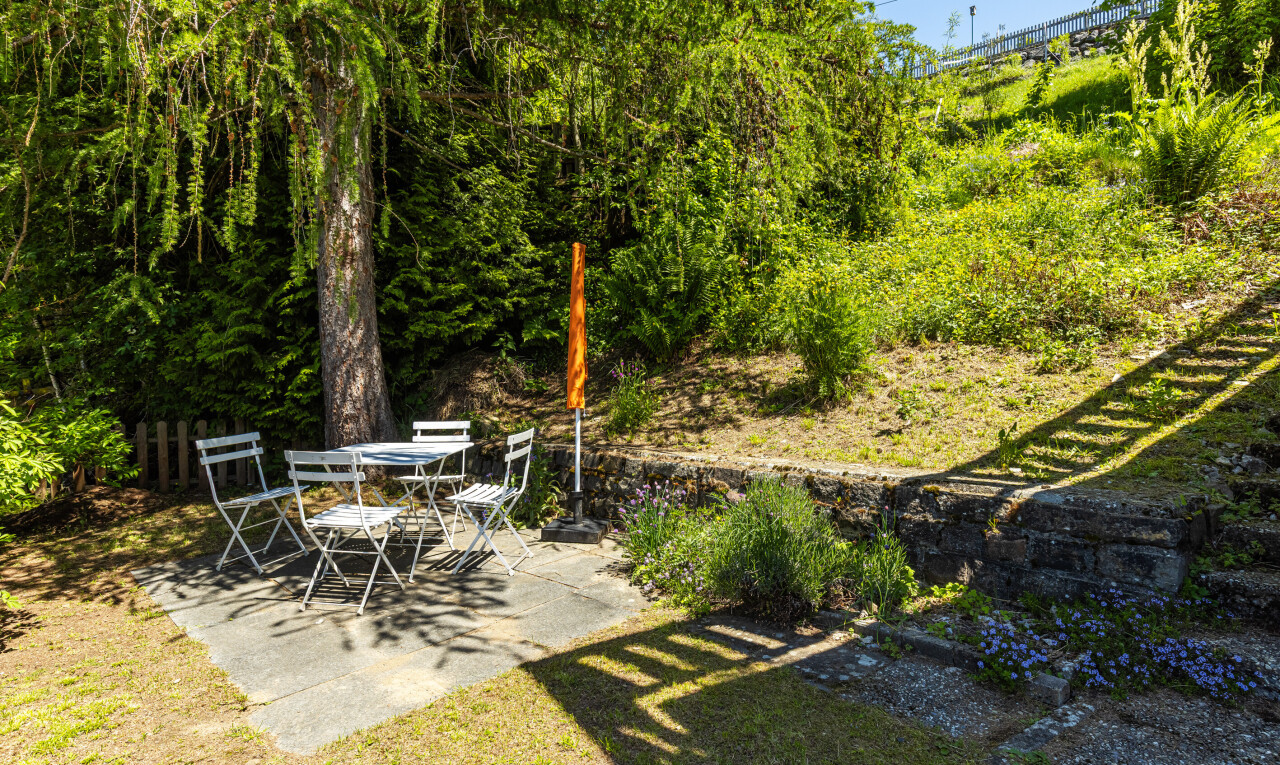 jardin avec terrasse, day time, coin repas extérieur, et pelouse