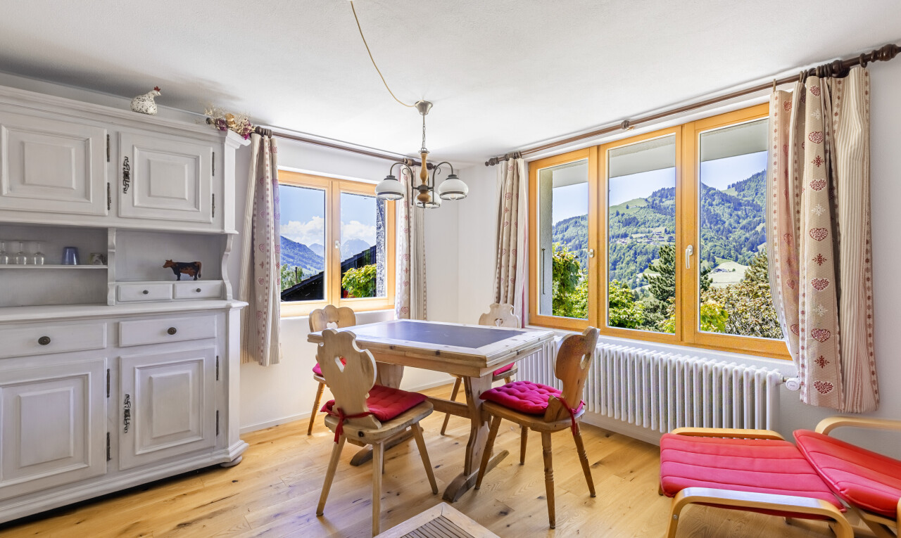 salle à manger avec vue sur la montagne, mountain view, inside property, sol en finition bois, et wood finish floor