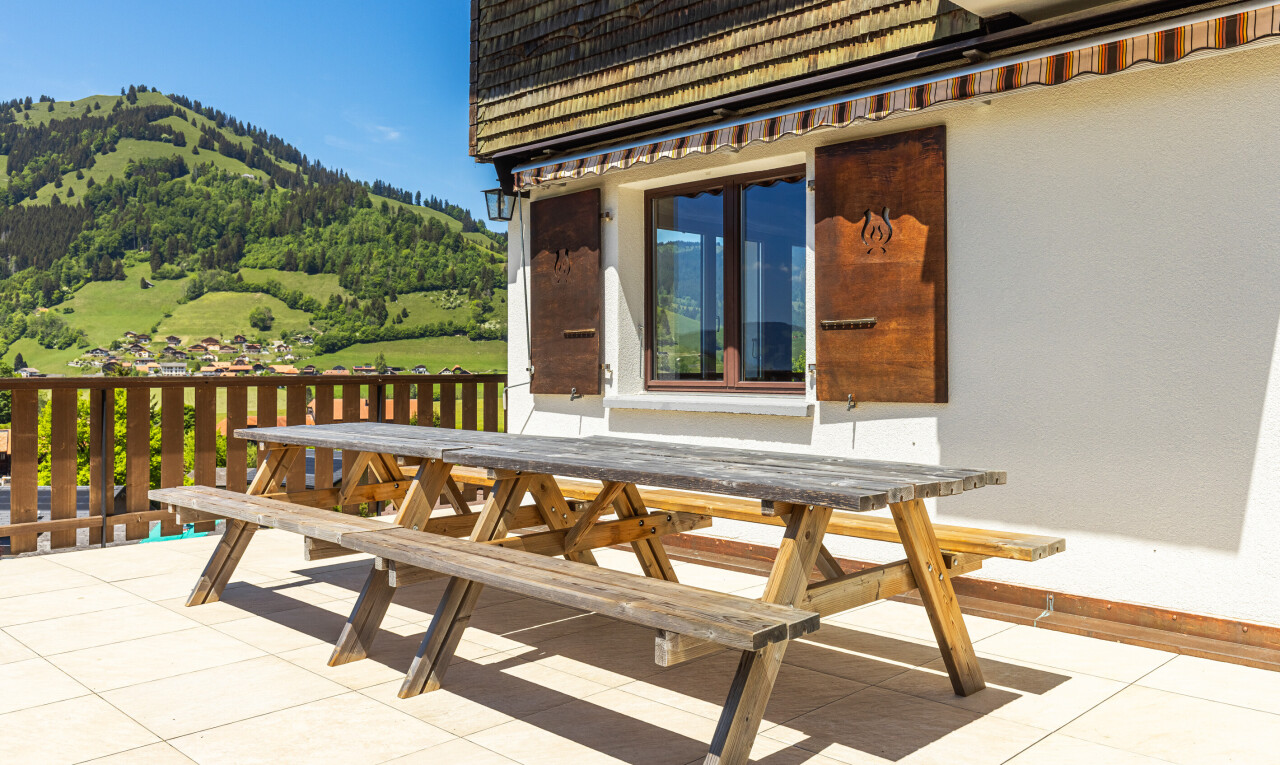 terrasse avec coin repas extérieur, vue sur la montagne, mountain view, auvent, et from property
