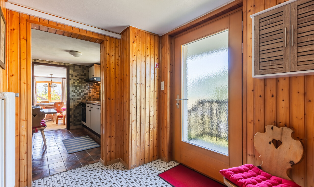 chambre avec wood wall, mur en bois, inside property, light floor, et natural light