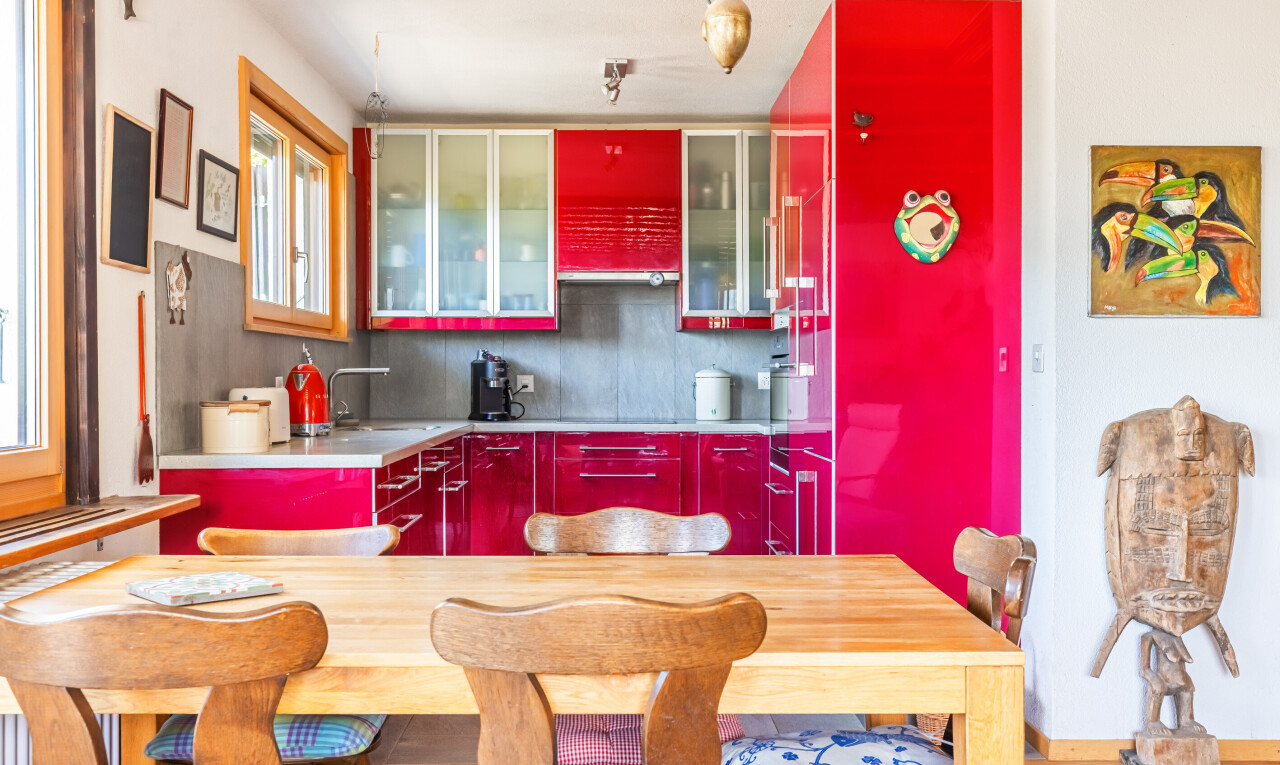 cuisine avec drywall, cloison sèche, red cabinets, armoires rouges, et inside property